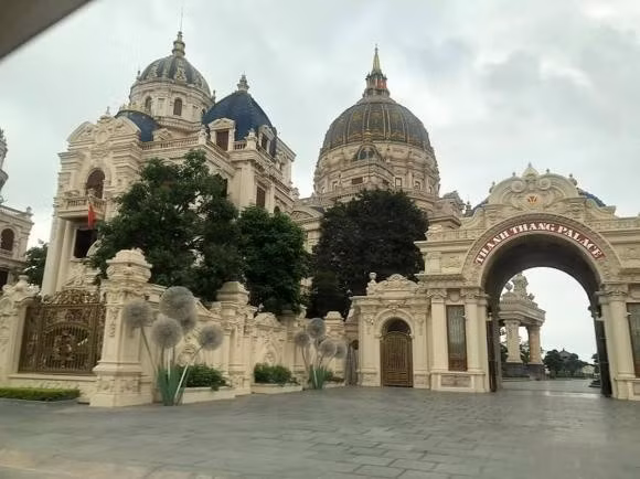 Tòa nhà lấy cảm hứng từ Nhà thờ Thánh Peter và các công trình kiến trúc tại Vatican (Italy), kết hợp các chi tiết thuần Việt. Ảnh: Internet