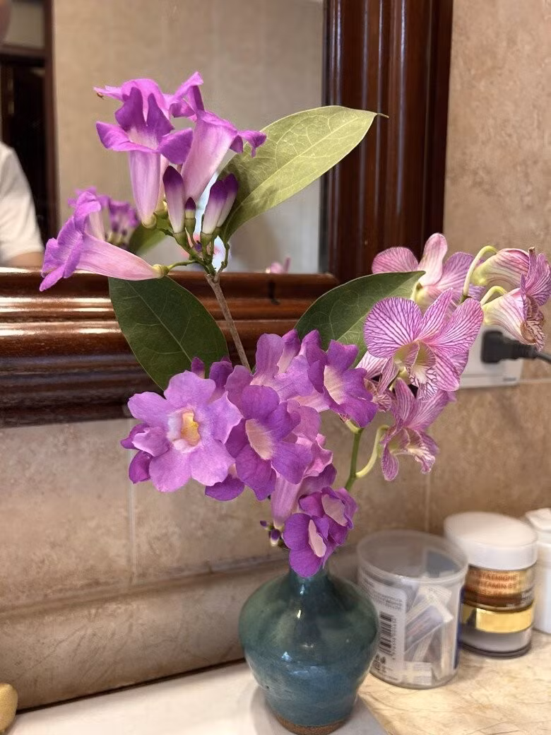 NTK Đức Hùng còn cắt lan tỏi vào cắm trong bình gốm, trang trí các góc nhà. Ảnh: FBNV