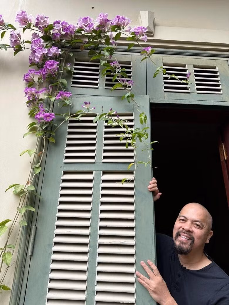 Điểm ấn tượng nhất trong không gian sống của NTK Đức Hùng là giàn hoa lan tỏi tím ngắt leo quanh nhà. Ảnh: FBNV