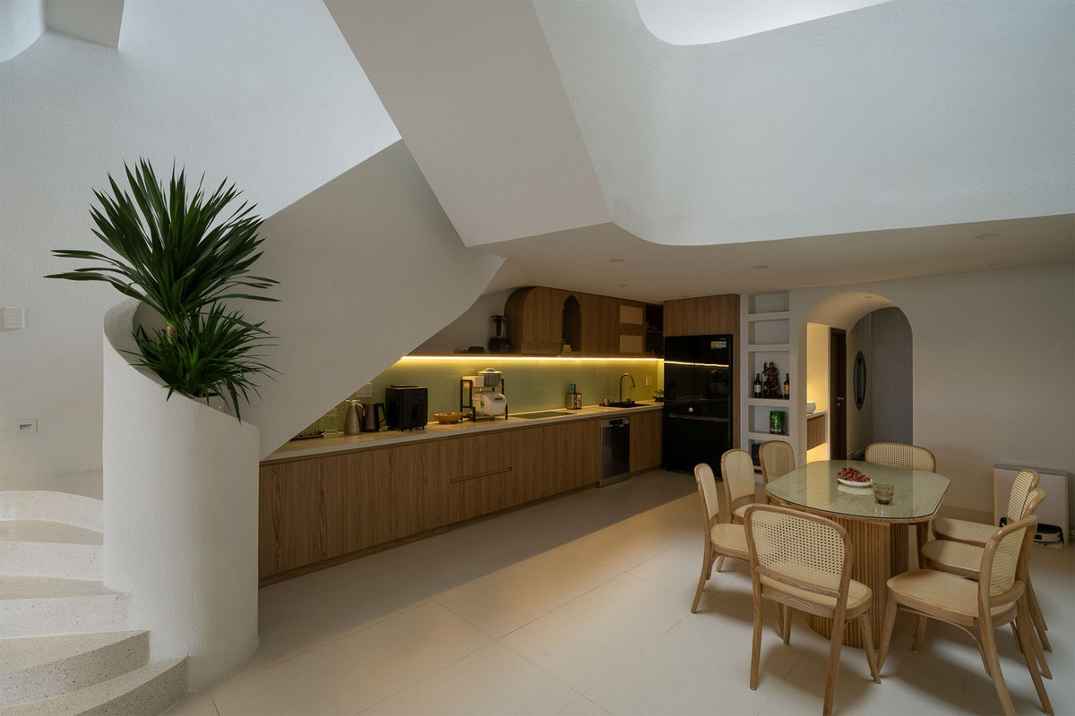 Cách bố trí này cho phép các hoạt động sinh hoạt diễn ra liên tục, hạn chế sự chia cắt và tăng khả năng tương tác giữa các thành viên trong gia đình. Ảnh: Quang Trần