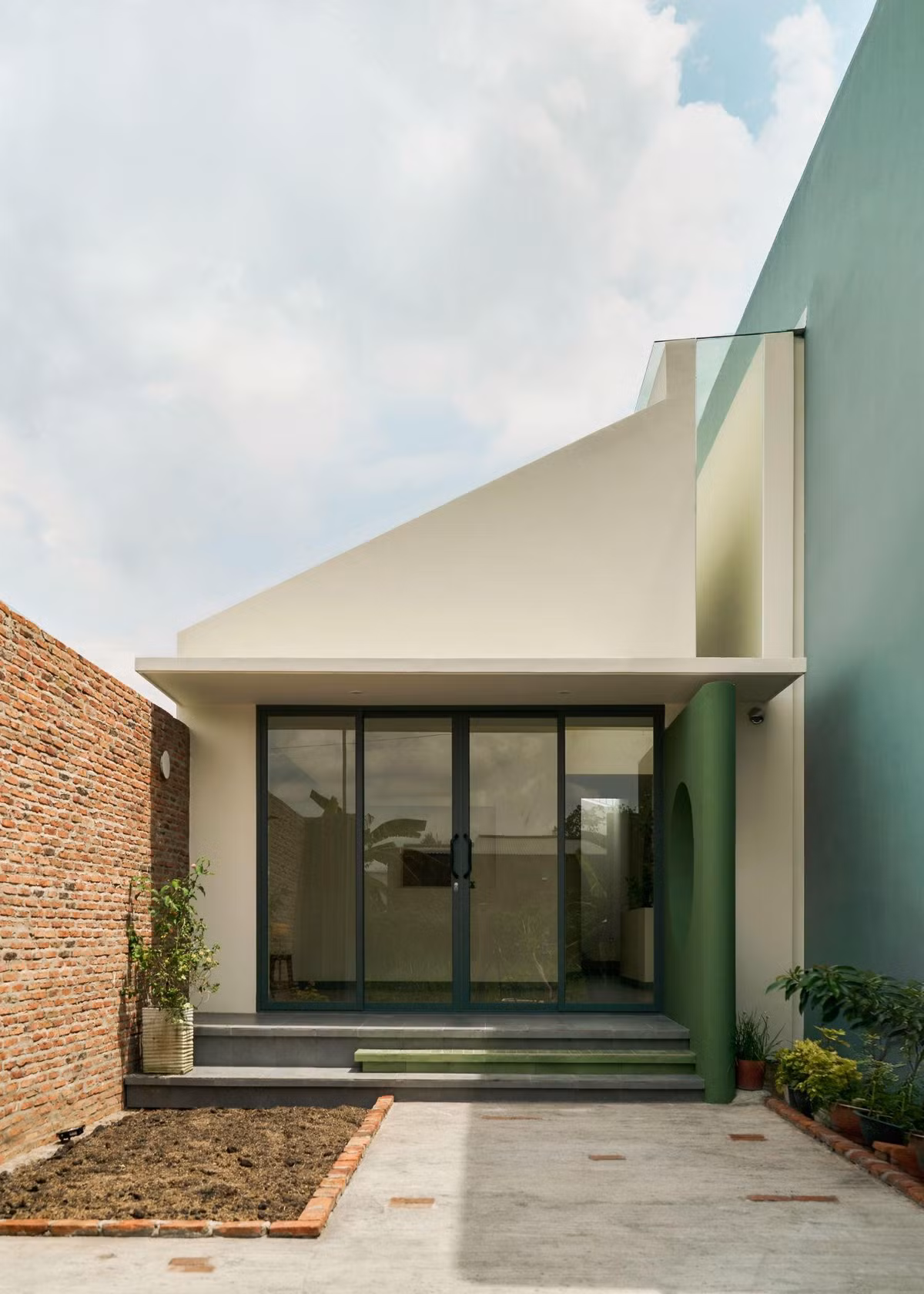 Tọa lạc tại tỉnh Vĩnh Long, Vu House được hình thành từ nhu cầu giản đơn của gia chủ độc thân, nhưng vẫn hướng đến sự phát triển bền vững cho một tổ ấm nhỏ trong tương lai. Ảnh: Nam Võ