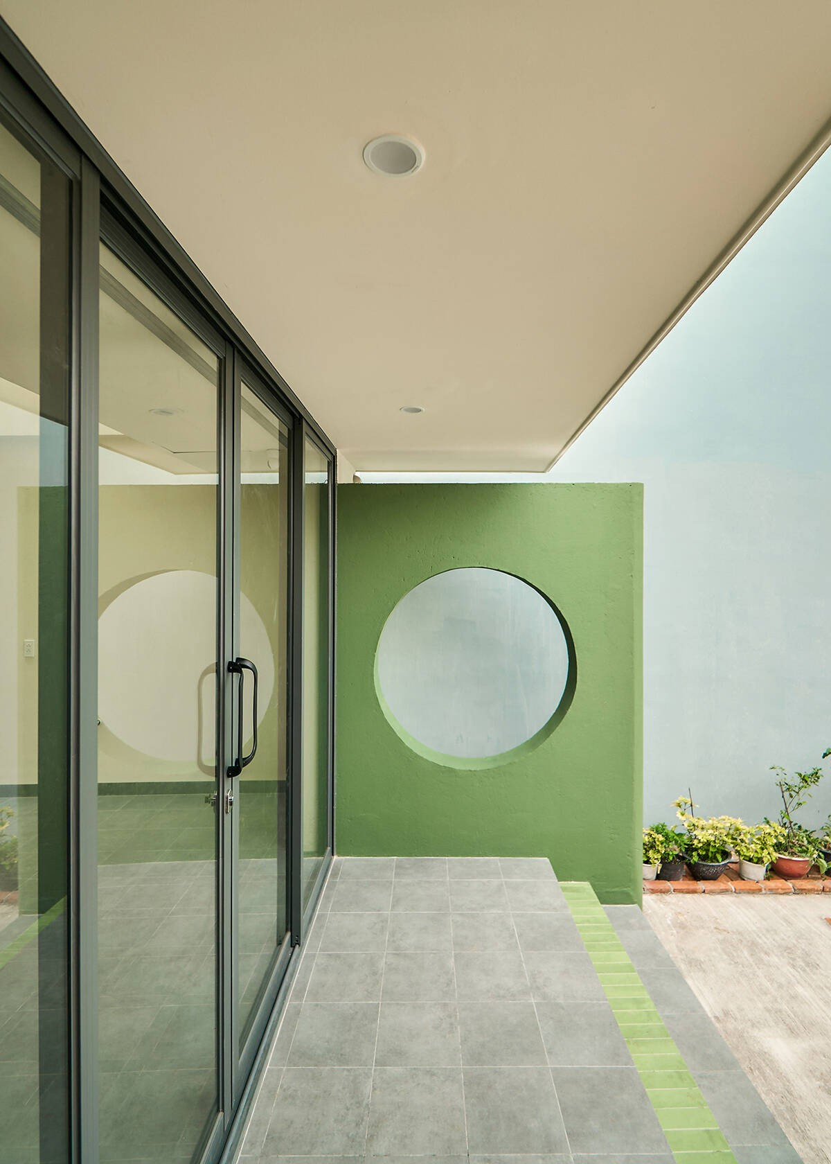 Các chi tiết màu xanh xen kẽ tại nhiều góc tạo điểm nhấn và cảm giác dịu mắt cho không gian sống. Ảnh: Nam Võ