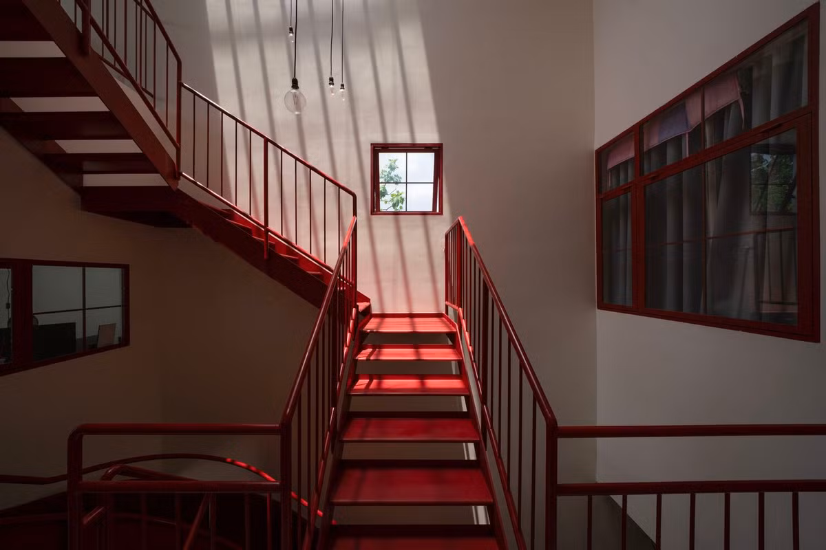 Các phòng được nối với nhau bằng những cây cầu thép đục lỗ đóng vai trò là lối đi và vùng đệm. Ảnh: Kiên Trần - 1conmat