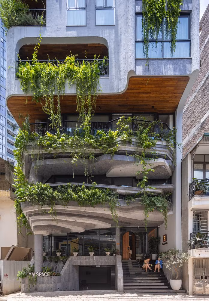 Kết hợp với các vật liệu tự nhiên như đá và gỗ, công trình mang đến vẻ ấm áp mộc mạc và sự kết nối chặt chẽ với thiên nhiên. Ảnh: Triệu Chiến