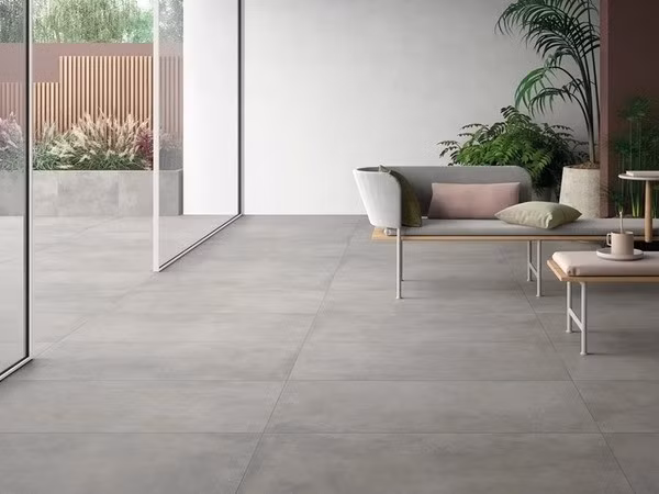 Ngoài ra, bề mặt quá bóng còn làm lộ vết bẩn và dấu chân. Hiện nay, sàn gỗ công nghiệp, sàn vinyl hoặc gạch nhám nhẹ được ưa chuộng hơn nhờ tính an toàn và thẩm mỹ tự nhiên. Ảnh: Gạch Viglacera