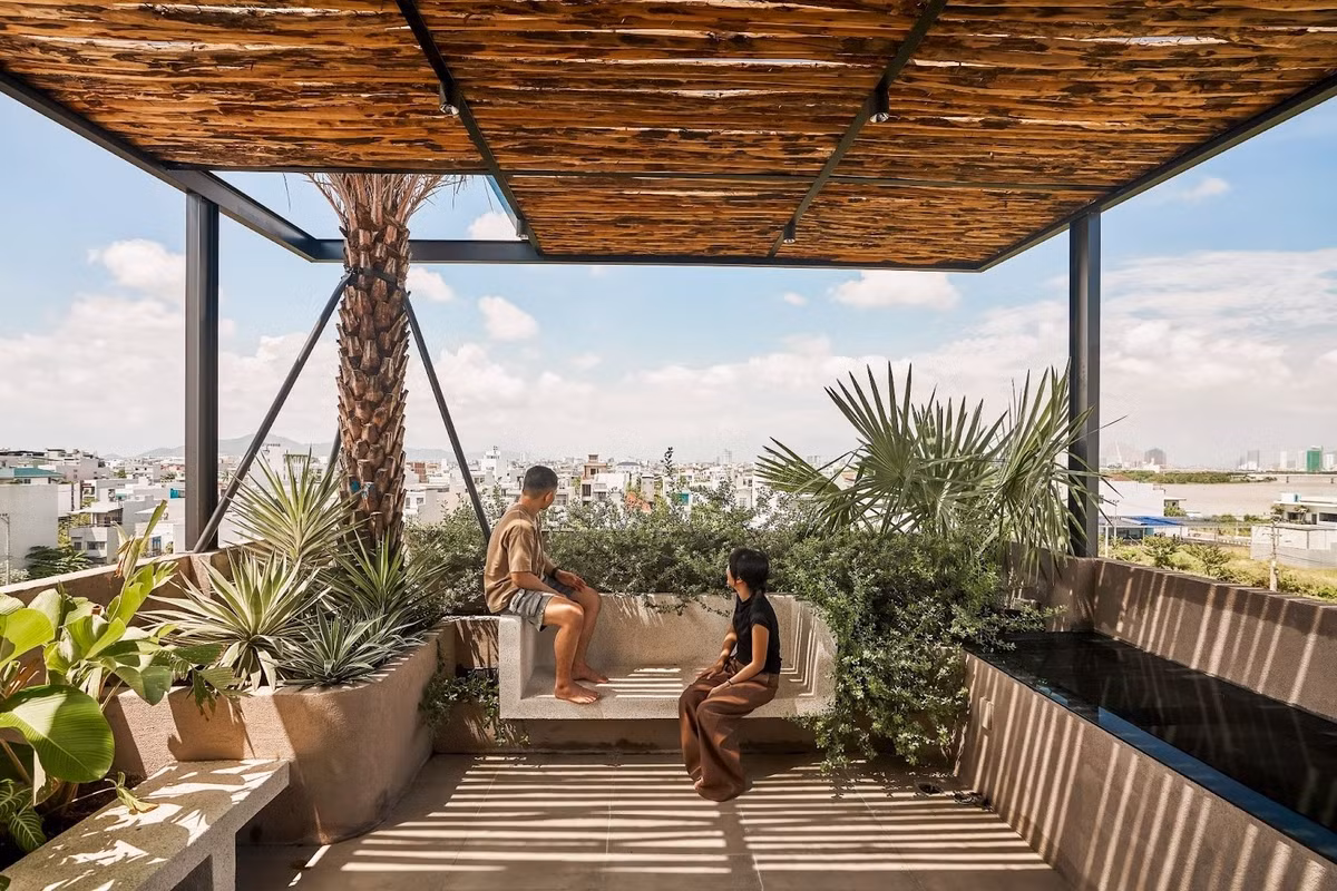 Tầng 5 dành không gian cho phòng thờ, khu giặt là và sân thượng. Ảnh: Phú Đào