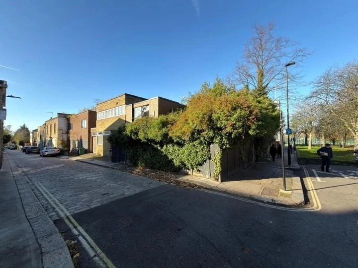 Dữ liệu bất động sản cho thấy, trong năm qua, những ngôi nhà ở khu vực này thường xuyên có giá bán rất cao, trung bình đạt mức 1.338.085 bảng Anh (tương đương 45 tỷ đồng). Ảnh: SWNS