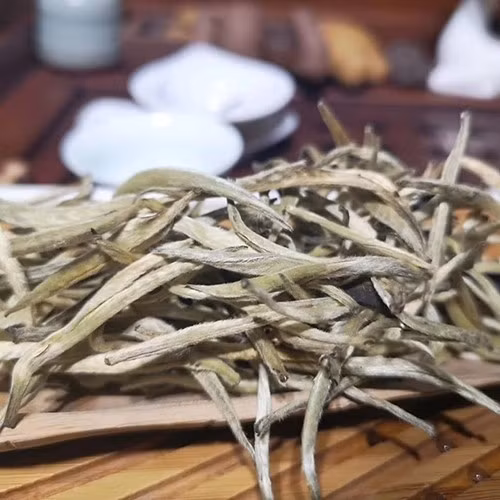 Ngoài độ quý hiếm, giá trị của chè Bạch Long còn nằm ở quy trình khai thác và chế biến hoàn toàn thủ công. Ảnh: Internet