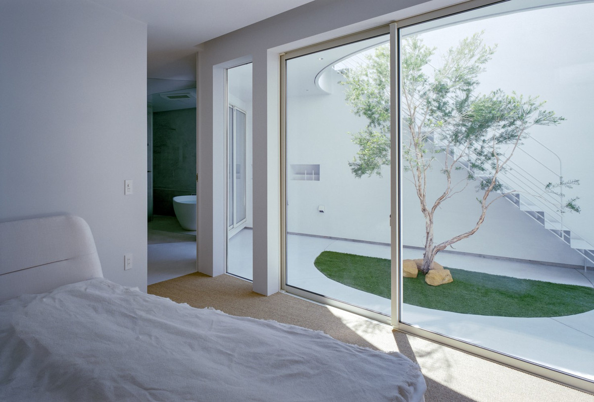 Khu vực sân trung tâm được phủ cỏ, trồng cây xanh đồng thời là nơi tổ chức các hoạt động ngoài trời. Ảnh: Katsuya Taira（studioREM）