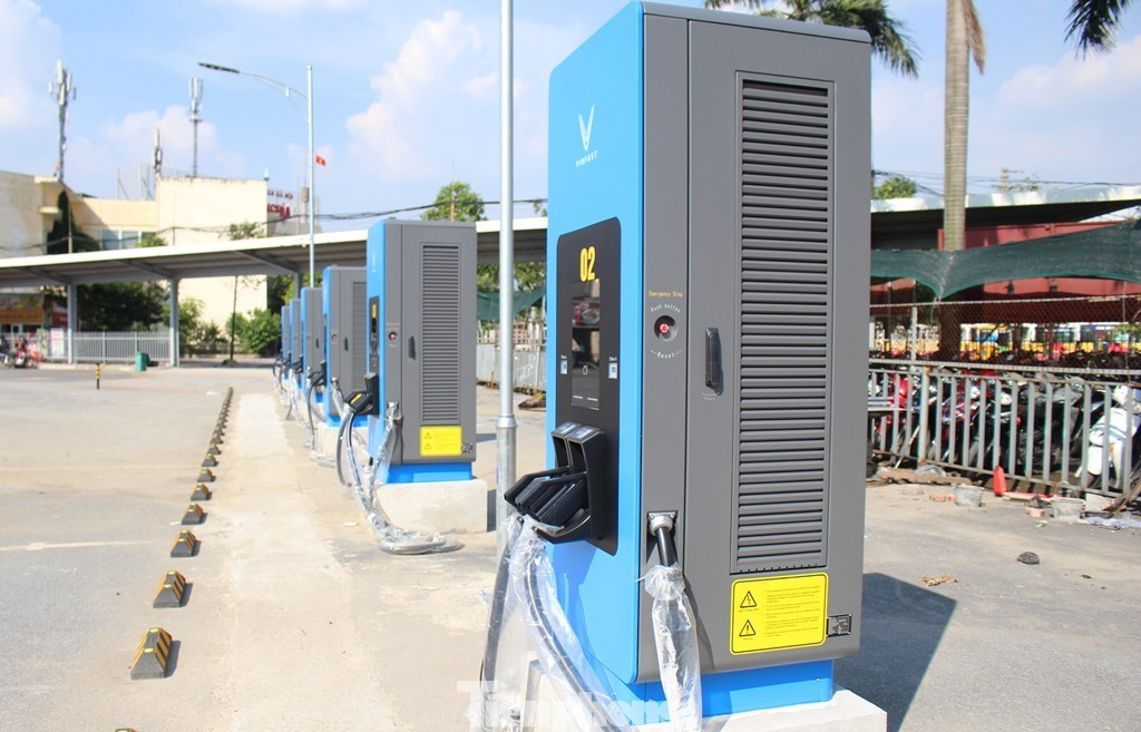 Trạm sạc cho ô tô điện đã được lắp đặt tại bến xe Yên Nghĩa chuẩn bị đưa vào sử dụng.
