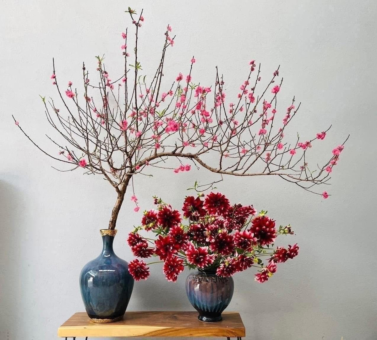 Không chỉ tại Hà Nội, xu hướng chơi đào mini cũng phổ biến ở nhiều địa phương. Chị Lan Anh (Bắc Ninh) ưu tiên chọn đào dáng nhỏ vì sống ở chung cư. Ảnh: FB Vũ Huyền