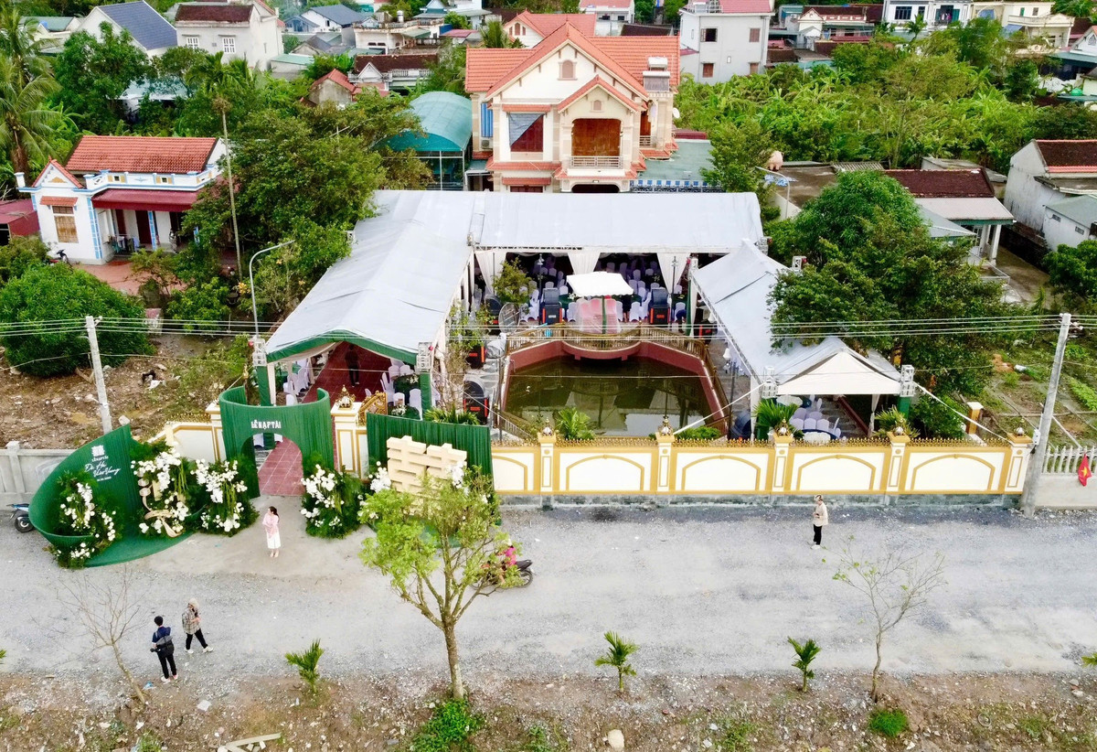 Khoảng sân rộng trước nhà được dựng rạp. Ảnh: Facebook