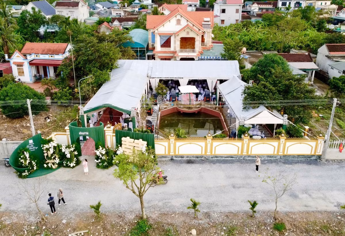 Khoảng sân rộng trước nhà được dựng rạp. Ảnh: Facebook