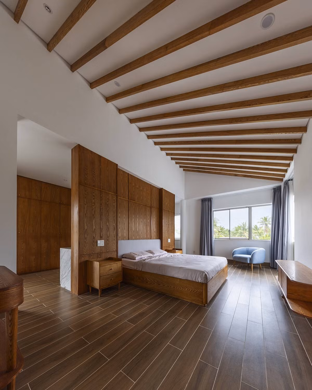 Phòng ngủ đơn giản với tông màu gỗ xen lẫn màu trắng. Ảnh: Oki Hiroyuki