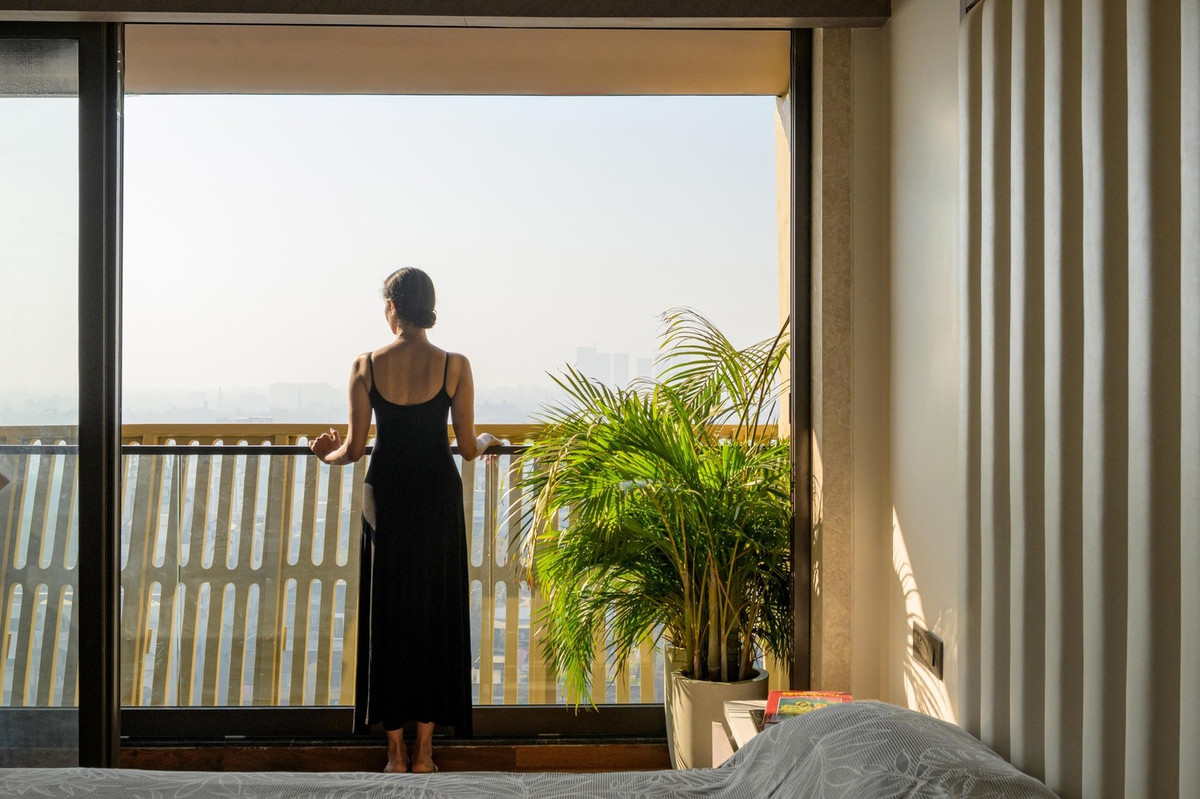 Lớp vỏ ban công giúp giảm nhiệt đồng thời tạo các khoảng trồng cây xanh cho từng phòng. Ảnh: Vinay Panjwani