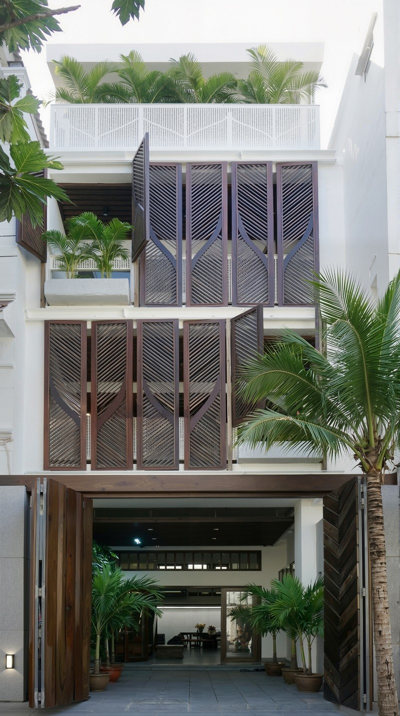 Lấy cảm hứng từ hình dáng lá dừa Nam Bộ, ngôi nhà tại TP HCM sử dụng 2 khoảng thông tầng lớn kết hợp với bể bơi nhỏ giúp tăng cường sự kết nối giữa con người và thiên nhiên. Ảnh: Lê Quang Bình