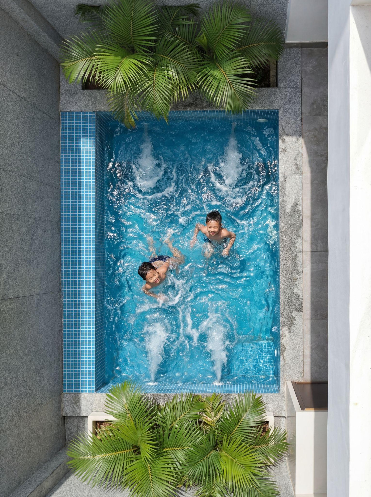 Bể bơi tại tầng trệt góp phần thông thoáng cho ngôi nhà. Ảnh: Lê Quang Bình