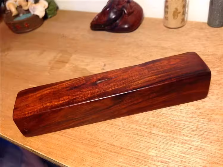 Theo một số tư liệu lịch sử, từ thời nhà Minh đến nay, hoàng hoa lê Hải Nam được xếp ngang hàng với gỗ đàn hương đỏ nổi tiếng của Ấn Độ. Ảnh: Taobao