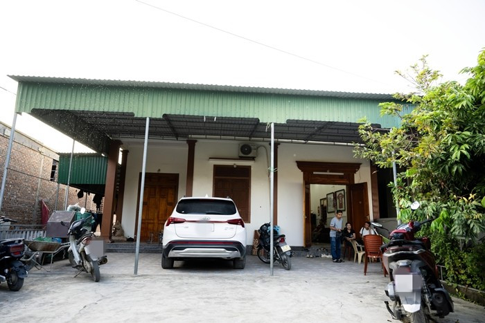 Nhờ thu nhập từ bóng đá, tiền đạo trẻ đã mua tặng bố mẹ chiếc xe có giá niêm yết khoảng 1,03 tỷ đồng. Ảnh: Nghệ An News