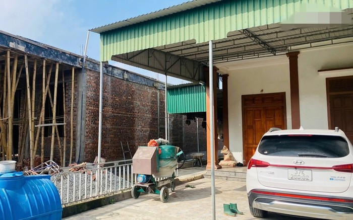 Đồng thời, Đình Bắc xây một căn nhà mới ngay cạnh ngôi nhà cấp 4 cũ của gia đình. Ảnh: Nghệ An News