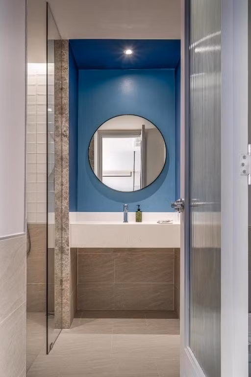 Nhà tắm với nội thất hiện đại. Ảnh: Booking