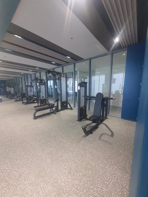 Ngoài ra, khách sạn còn sở hữu phòng tập gym đạt chuẩn cùng khu vực nhà hàng và sảnh chờ rộng rãi, hiện đại, đáp ứng tốt nhu cầu sinh hoạt, tập luyện nhẹ và thư giãn của các cầu thủ. Ảnh: Booking