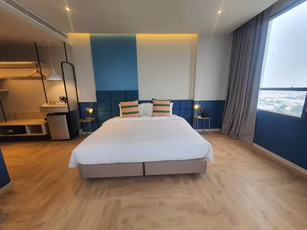 Các phòng có cửa kính lớn lấy ánh sáng. Ảnh: Booking