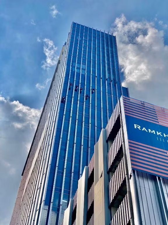 Khách sạn The Quarter Ramkhamhaeng by UHG chỉ cách sân vận động Rajamangala, nơi diễn ra các trận đấu của U22 Việt Nam khoảng 1,2 - 1,5 km. Ảnh: Booking