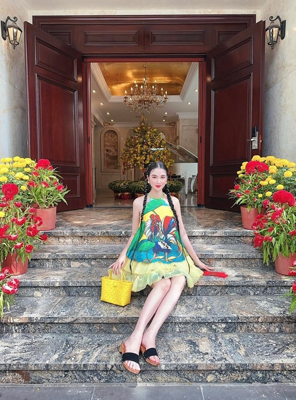 Ngôi nhà của Ngọc Loan được ốp đá, xung quanh là sân vườn, tiểu cảnh...Ảnh: FBNV