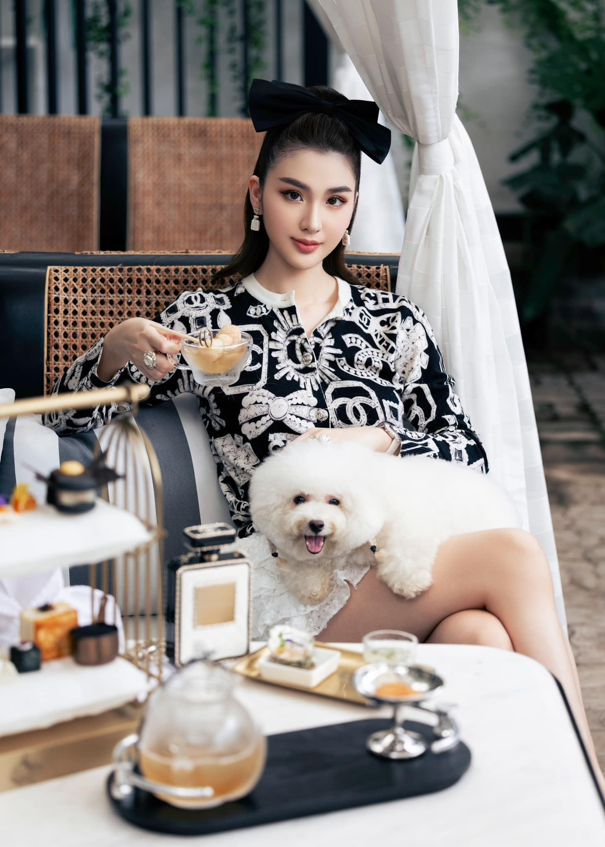 Bất kỳ góc nào trong căn biệt thự đều có thể trở thành địa điểm chụp hình lý tưởng của người đẹp. Ảnh: FBNV