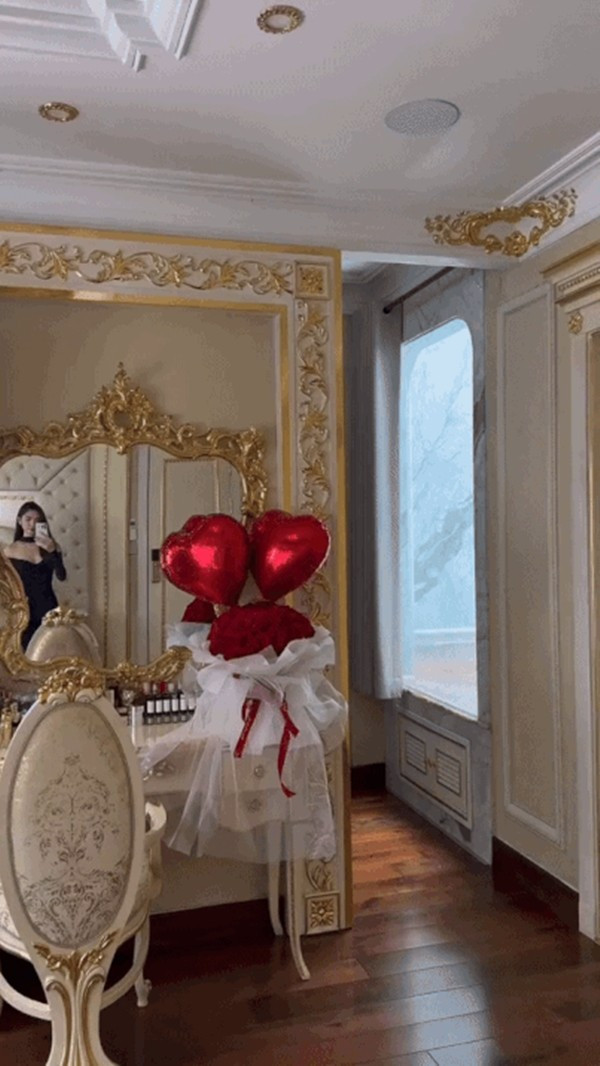 Một góc phòng ngủ hiếm hoi được hé lộ. Ảnh: FBNV