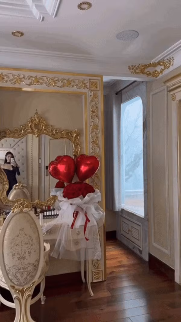 Một góc phòng ngủ hiếm hoi được hé lộ. Ảnh: FBNV