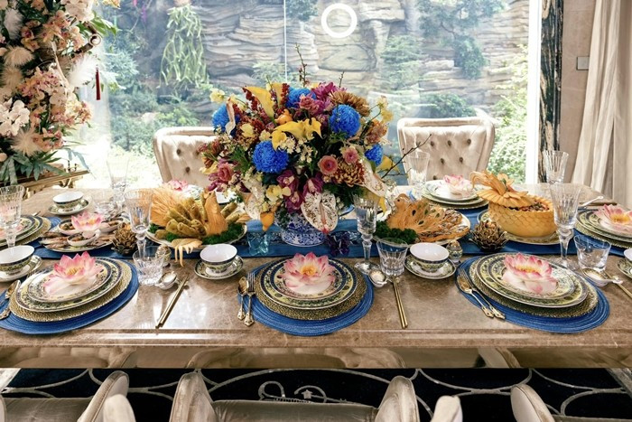 Mọi góc trong nhà đều được thiết kế theo tone vàng gold sang trọng. Ảnh: FBNV