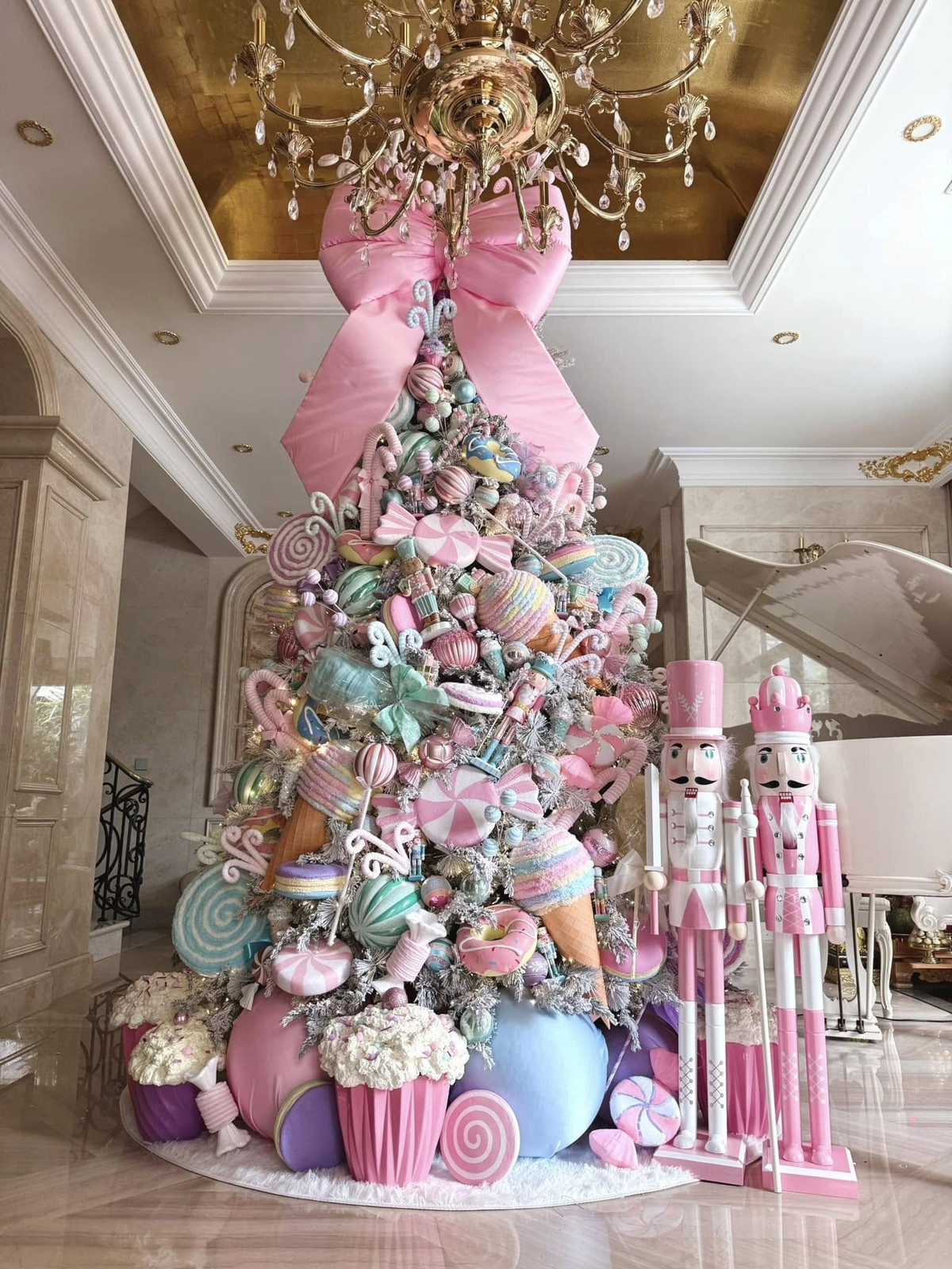 Trần nhà cao thoải mái để có thể sắp xếp một cây thông "khổng lồ". Ảnh: FBNV