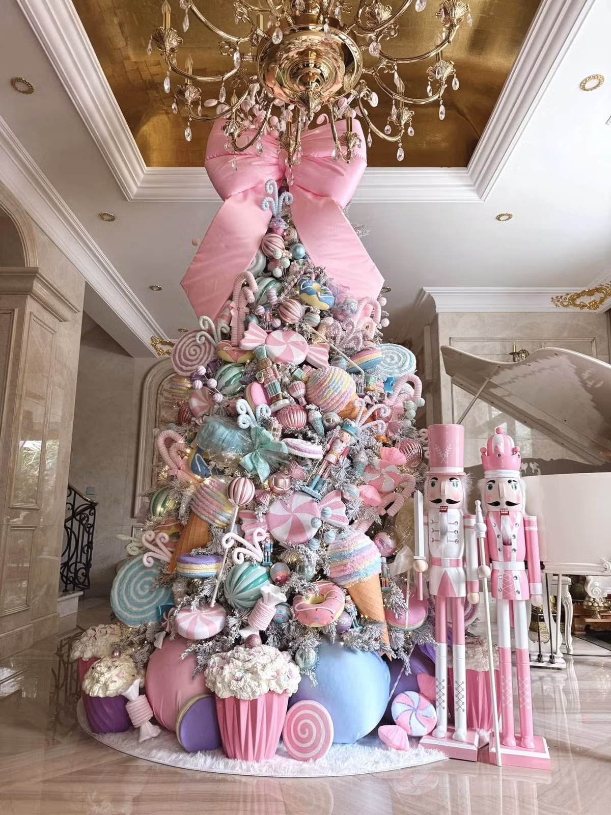 Trần nhà cao thoải mái để có thể sắp xếp một cây thông "khổng lồ". Ảnh: FBNV