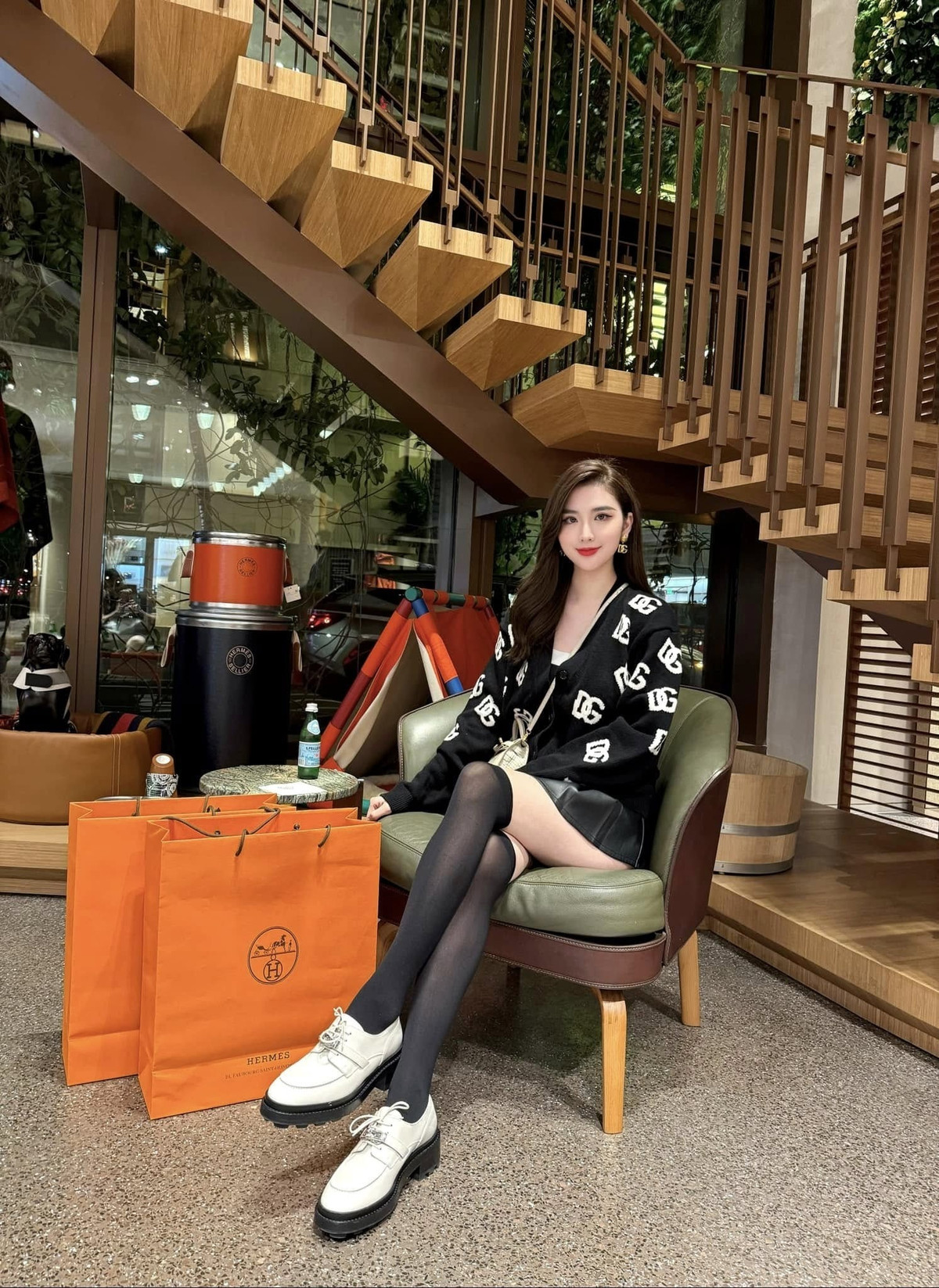 Cầu thang gỗ mềm mại giúp không gian yên bình hơn. Ảnh: FBNV