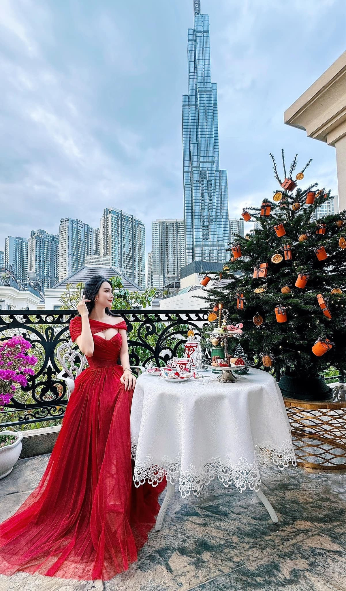 Góc ban công, sân thượng với tầm nhìn Landmark 81 cũng là nơi yêu thích của Ngọc Loan. Ảnh: FBNV