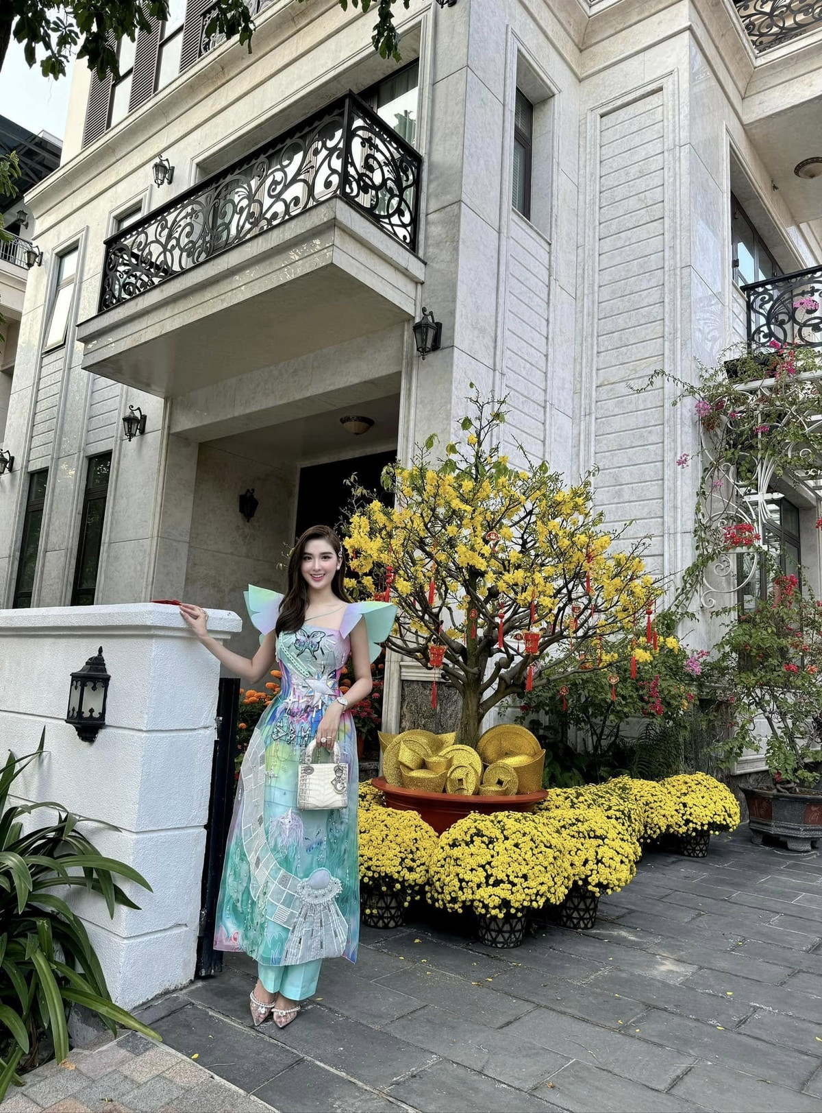 Biệt thự của Ngọc Loan nằm trong khu cao cấp ở TP HCM, có view nhìn thẳng ra Landmark 81. Ảnh: FBNV