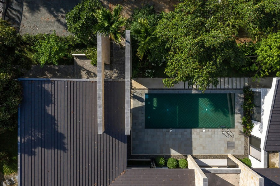 Đây là không gian trung tâm của ngôi nhà, vừa đóng vai trò điều hòa khí hậu, vừa là trục tổ chức không gian. Ảnh: Chimnon Studio