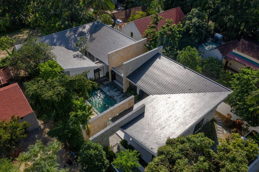 Các phòng chức năng được bố trí theo hình chữ U, hướng về sân trong và khu vườn giúp tối ưu hóa tầm nhìn. Ảnh: Chimnon Studio