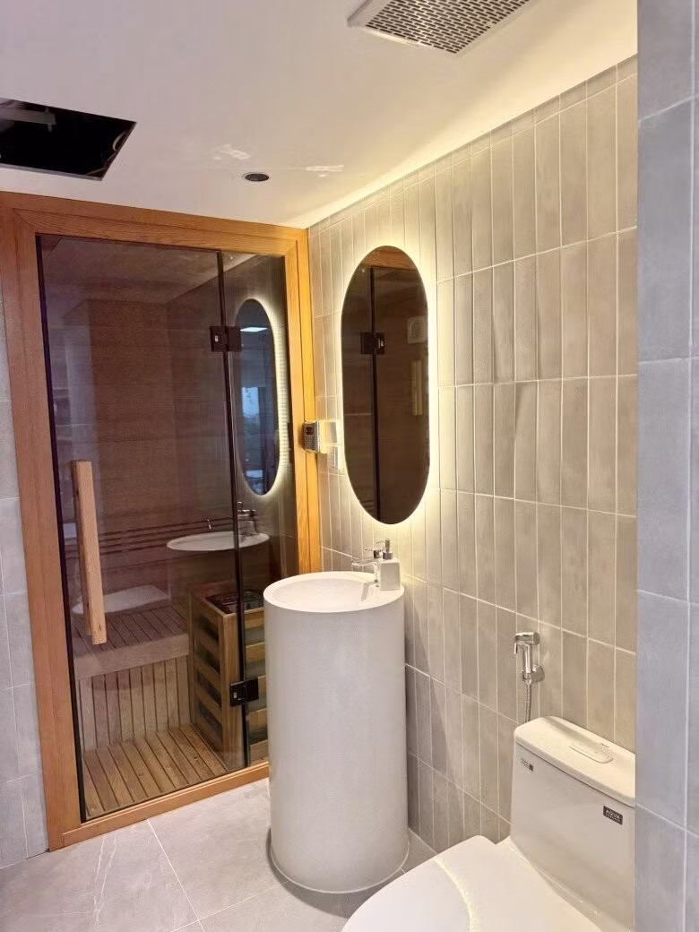 Phòng tắm mang phong cách spa với phòng xông hơi gỗ, bồn rửa tròn lạ mắt. Ảnh: FBNV