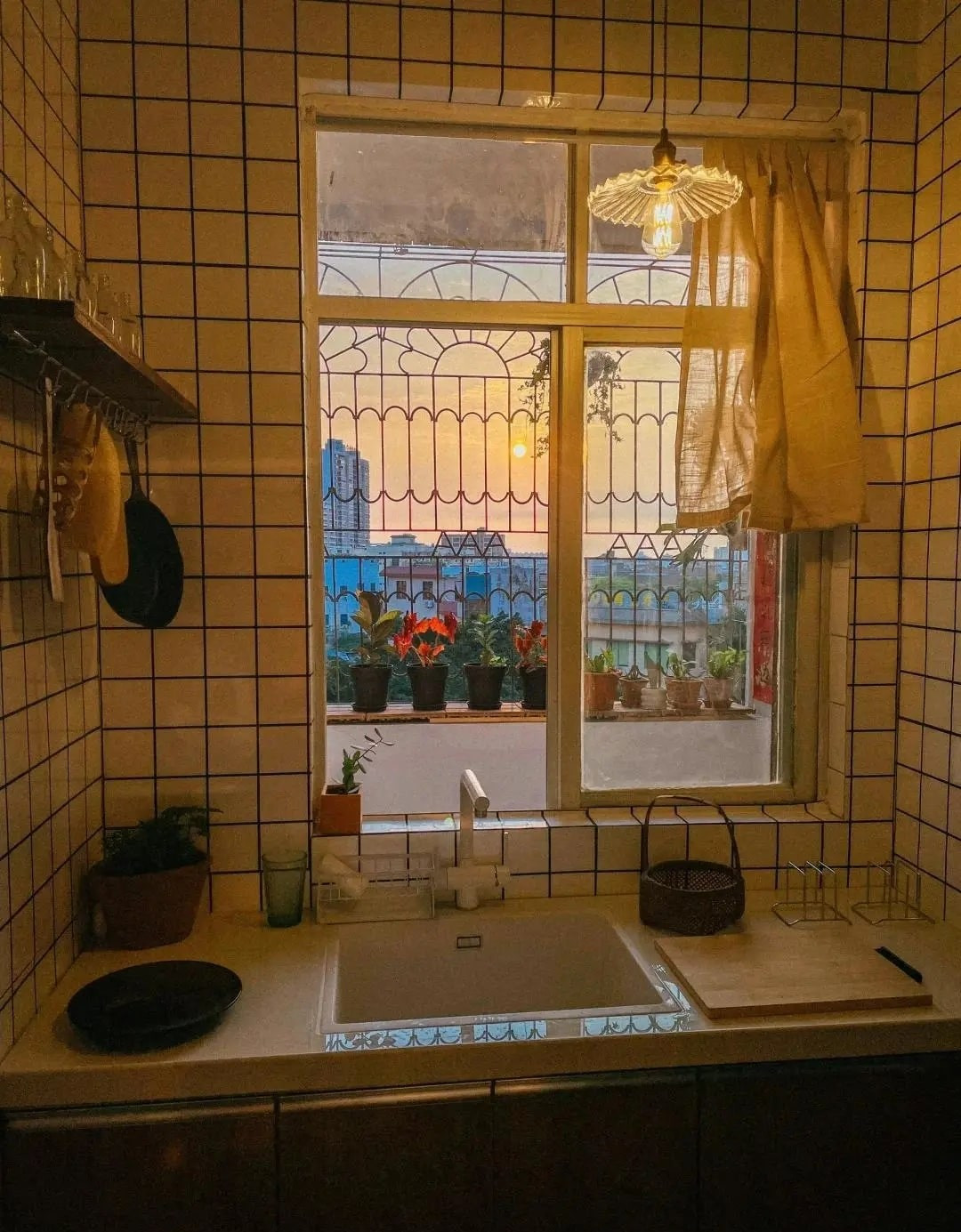 Không nội thất đắt tiền, cũng chẳng theo xu hướng thiết kế, căn nhà mang đến cảm giác an yên toát ra từ từng chi tiết nhỏ của một cụ bà chọn sống độc lập. Ảnh: Toutiao