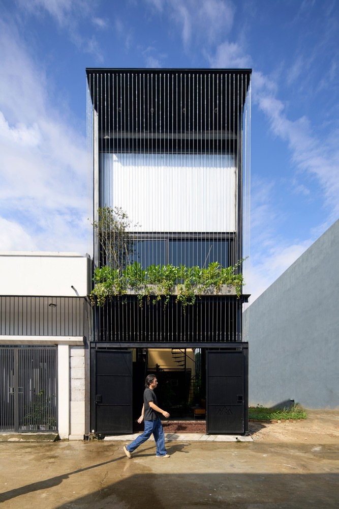 Boi Bong House được xây dựng để đáp ứng nhu cầu sinh hoạt của một gia đình trẻ ba thế hệ đồng thời tích hợp không gian làm việc cho một văn phòng thiết kế kiến ​​trúc nhỏ. Ảnh: Khanh Nguyen