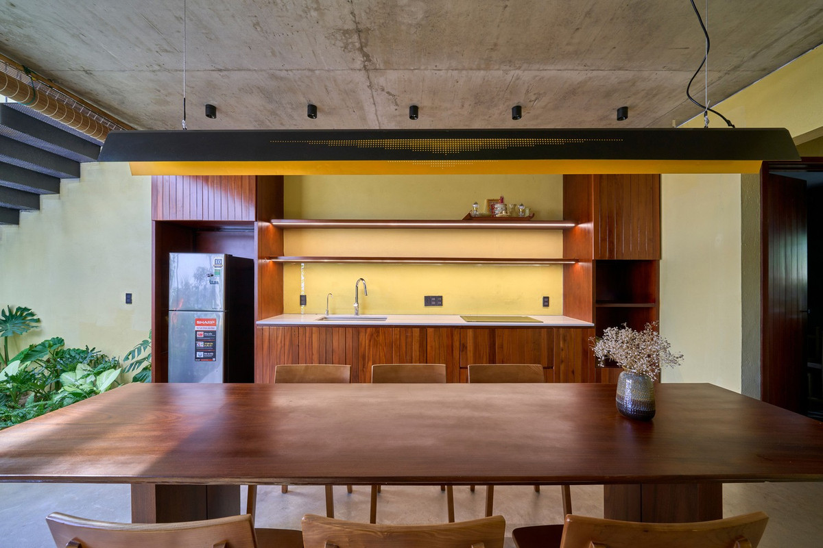 Khu bếp với nội thất gỗ chủ đạo. Ảnh: Khanh Nguyen