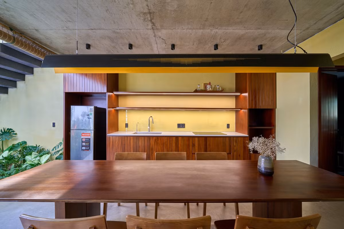 Khu bếp với nội thất gỗ chủ đạo. Ảnh: Khanh Nguyen