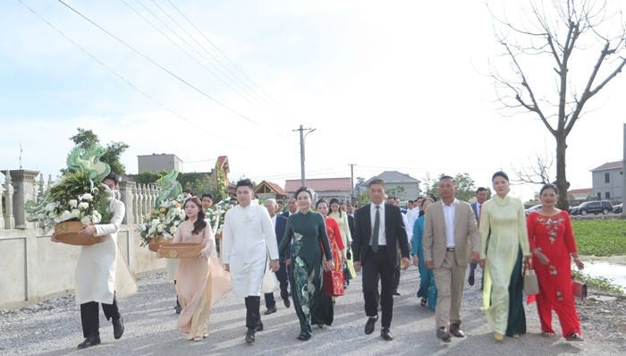 Con đường dẫn vào nhà Hoa hậu Đỗ Thị Hà rộng rãi và yên bình. Ảnh: Dân Việt