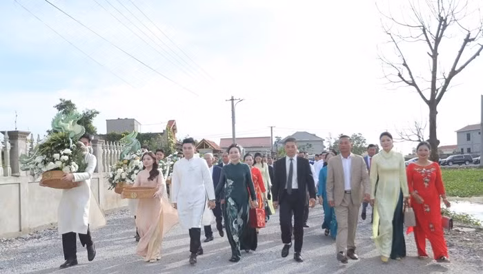 Con đường dẫn vào nhà Hoa hậu Đỗ Thị Hà rộng rãi và yên bình. Ảnh: Dân Việt