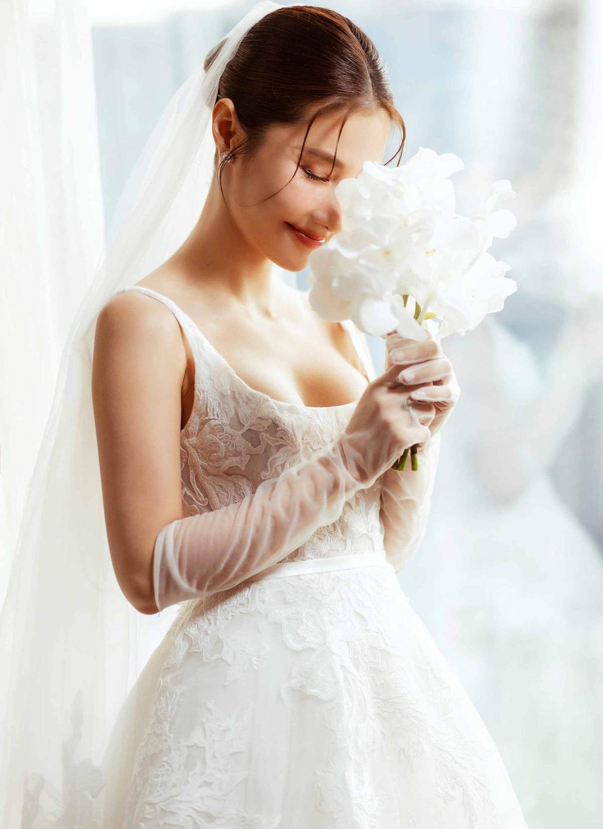 Diễm My 9X sinh năm 1990 (tuổi Canh Ngọ) nổi tiếng qua nhiều bộ phim truyền hình và điện ảnh. Cùng với Nhã Phương và Ninh Dương Lan Ngọc, Diễm My 9X được mệnh danh là "ngọc nữ màn ảnh" nổi tiếng của showbiz Việt. Ảnh: Elle