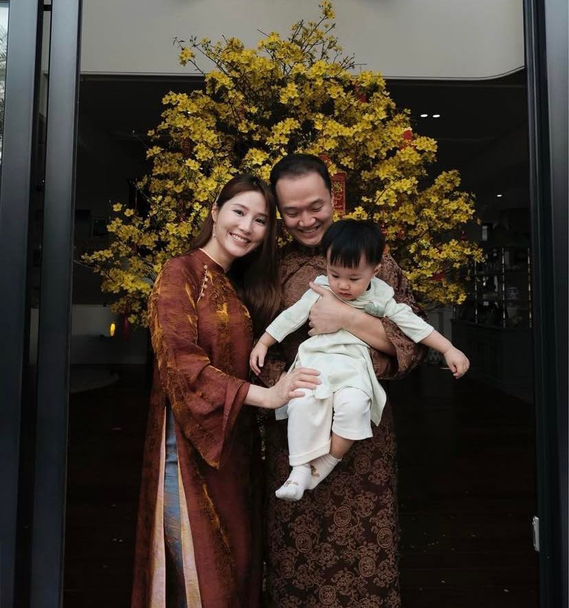 Diễm My 9X bên chồng và con trai mùng 1 Tết. Ảnh: Facebook