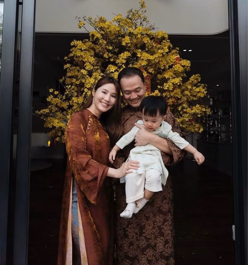 Diễm My 9X bên chồng và con trai mùng 1 Tết. Ảnh: Facebook